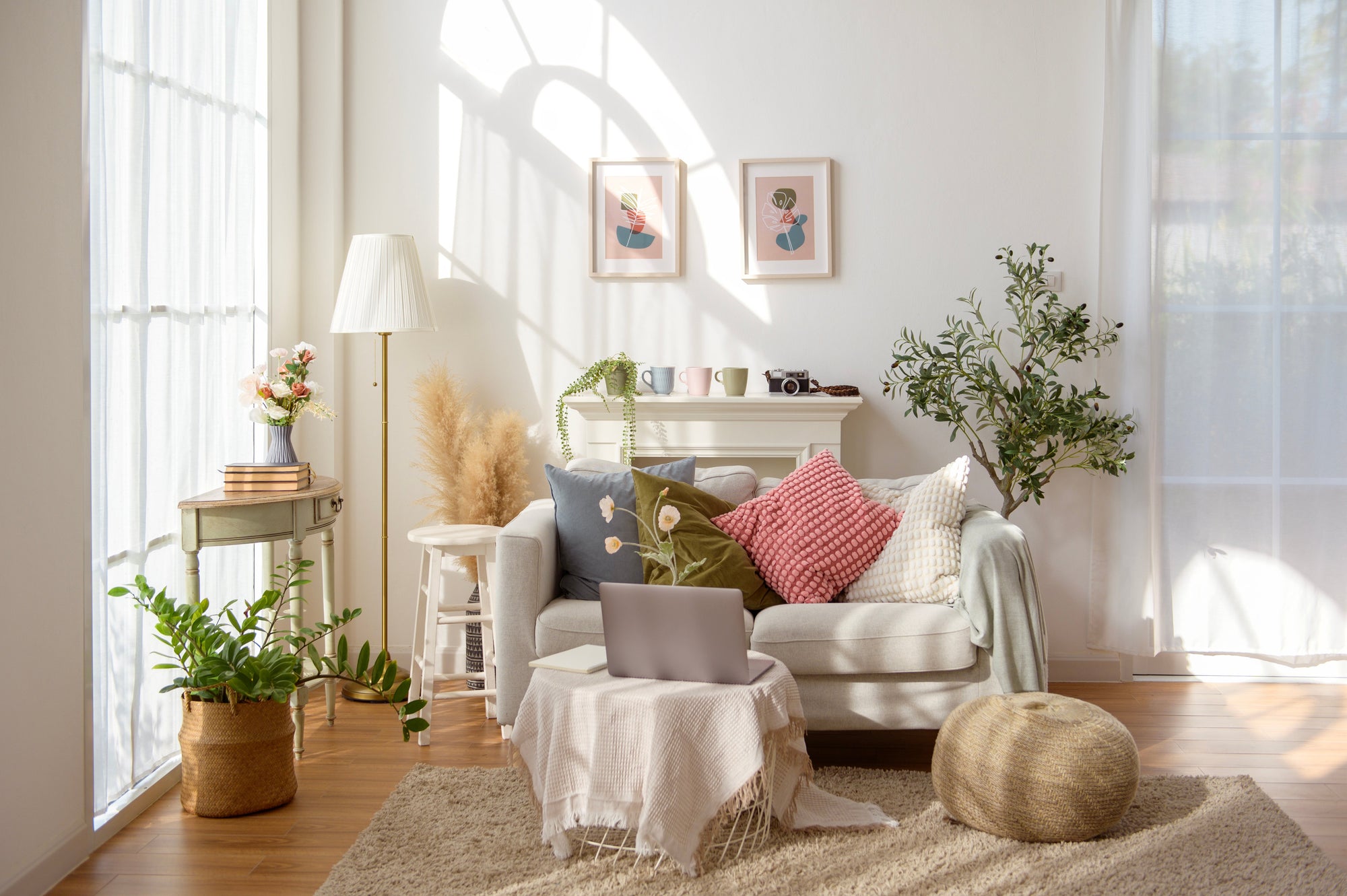 El arte de recibir: Cómo preparar tu casa para una reunión entre amigas con el aroma perfecto